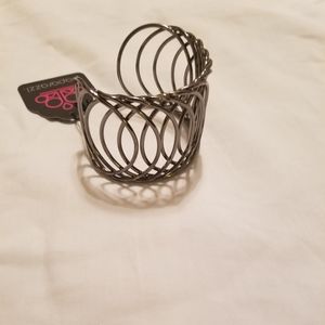 ❄️ Metal Cuff Bracelet